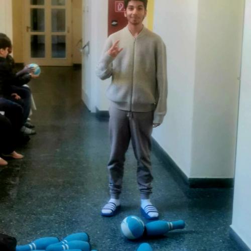 SchülerInnen bowlen am Schulgang