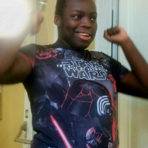 Schüler freut sich mit erhobenen Armen