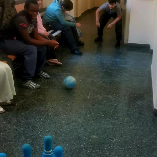 SchülerInnen bowlen am Schulgang