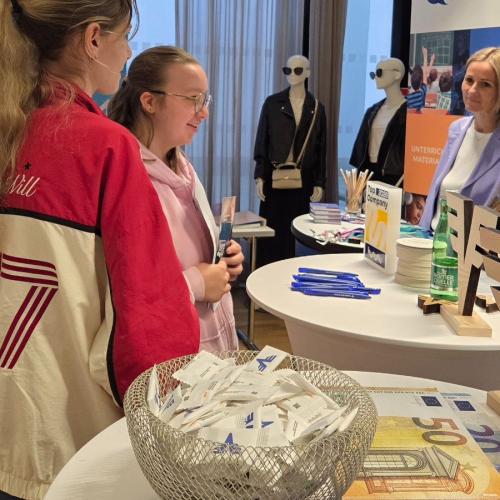 Schülerinnen bei einer Station im Rahmen des Berufsfestivals