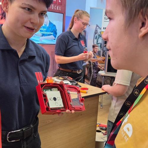 Schüler bei einer Station im Rahmen des Berufsfestivals