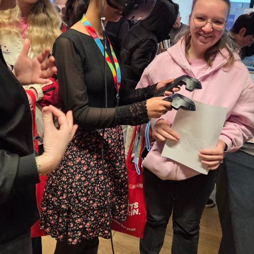 Schülerinnen bei einer Station im Rahmen des Berufsfestivals