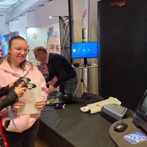 Schülerinnen bei einer Station im Rahmen des Berufsfestivals