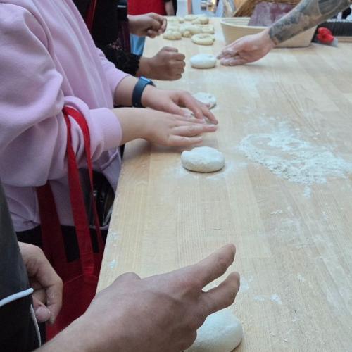 Schülerinnen bei einer Station im Rahmen des Berufsfestivals