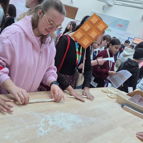 Schülerinnen bei einer Station im Rahmen des Berufsfestivals