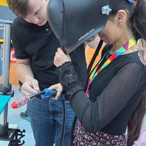 Schülerinnen bei einer Station im Rahmen des Berufsfestivals