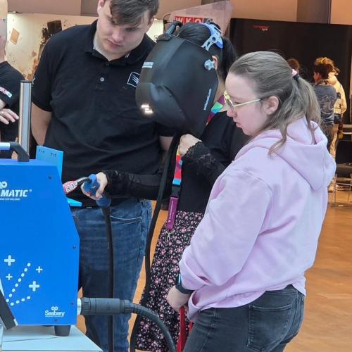 Schülerinnen bei einer Station im Rahmen des Berufsfestivals