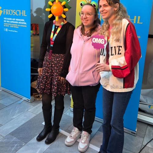 Schülerinnen bei einer Station im Rahmen des Berufsfestivals