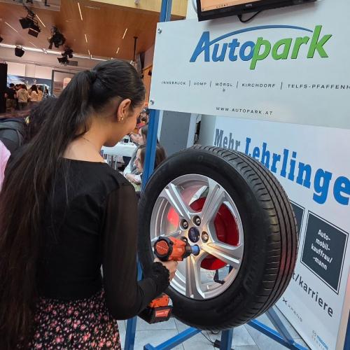 Schülerin bei einer Station im Rahmen des Berufsfestivals