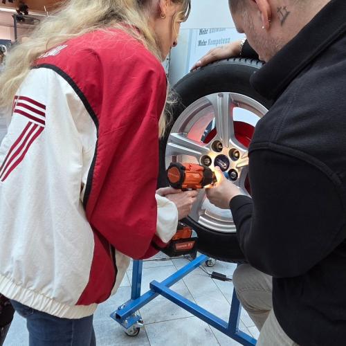 Schülerin bei einer Station im Rahmen des Berufsfestivals