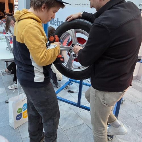 Schüler bei einer Station im Rahmen des Berufsfestivals