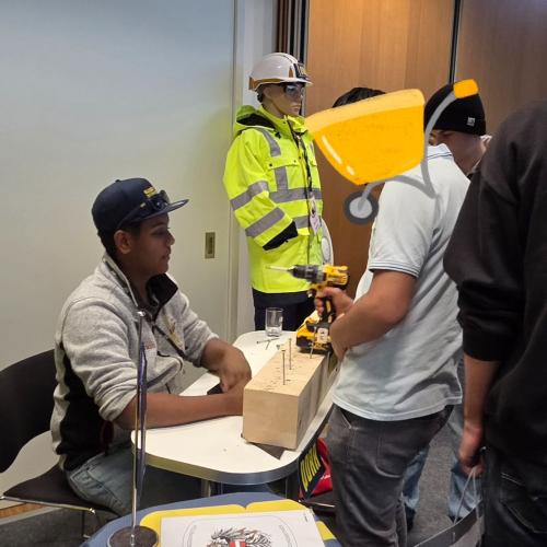 Schüler bei einer Station im Rahmen des Berufsfestivals