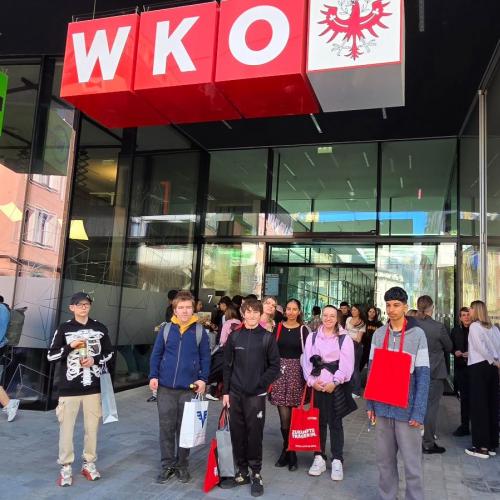 Gruppenbild vor der WKO