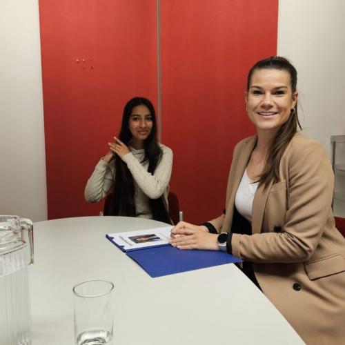 Schülerin und Trainerin beim Bewerbungsgespräch