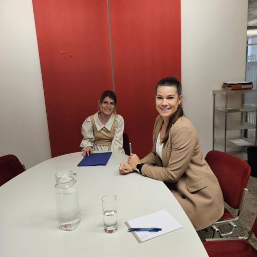 Schülerin und Trainerin beim Bewerbungsgespräch
