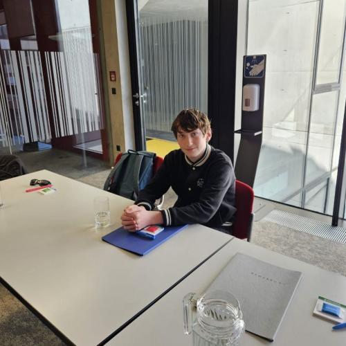 Schüler im Seminarraum vor Bewerbungsgespräch