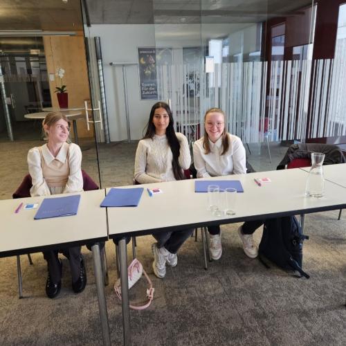 Schülerinnen im Seminarraum vor Bewerbungsgespräch