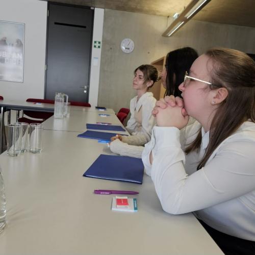 Schülerinnen im Seminarraum vor Bewerbungsgespräch