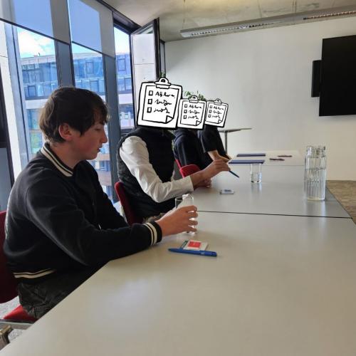 Schüler im Seminarraum vor Bewerbungsgespräch