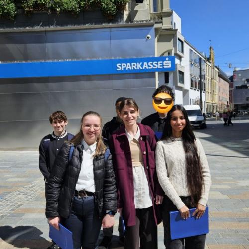 Schülergruppe vor Sparkasse