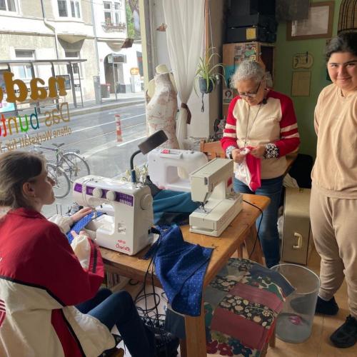 Schülerinnen im Nähcafe