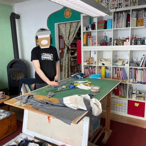 Schüler im Nähcafe