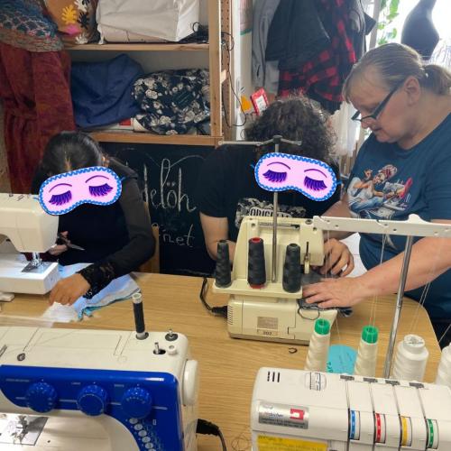 Schüler im Nähcafe