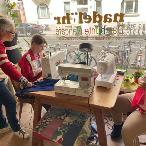 Schülerinnen im Nähcafe