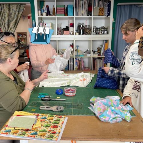 Schülerinnen im Nähcafe