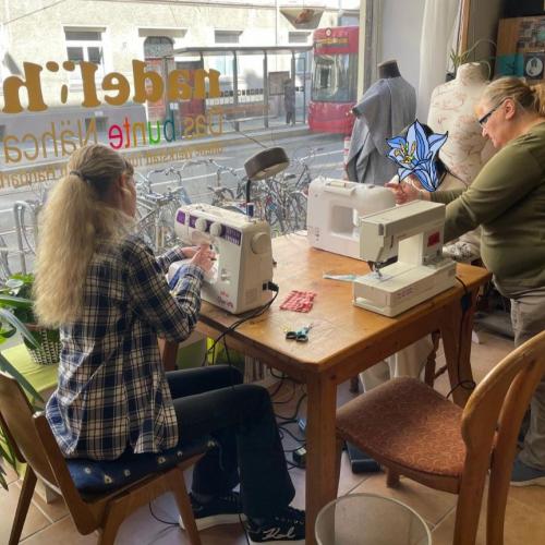 Schülerinnen im Nähcafe