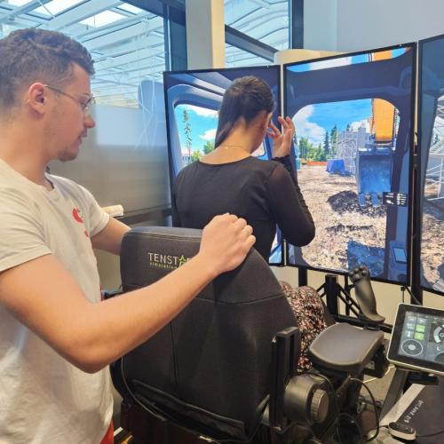 Schülerin bei einer Station im Rahmen des Berufsfestivals