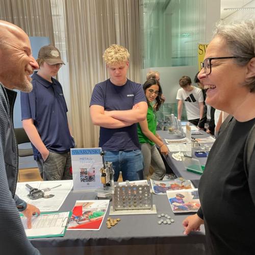 Lehrer und Lehrerin bei einer Station im Rahmen des Berufsfestivals