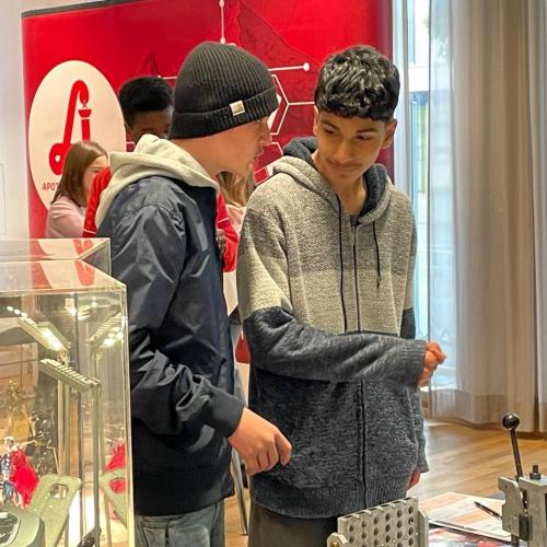 Schüler bei einer Station im Rahmen des Berufsfestivals