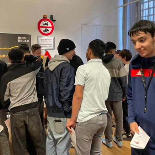 Schüler bei einer Station im Rahmen des Berufsfestivals