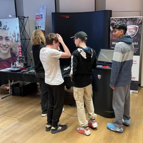 Schüler bei einer Station im Rahmen des Berufsfestivals