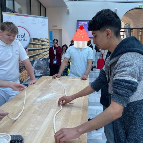 Schüler bei einer Station im Rahmen des Berufsfestivals