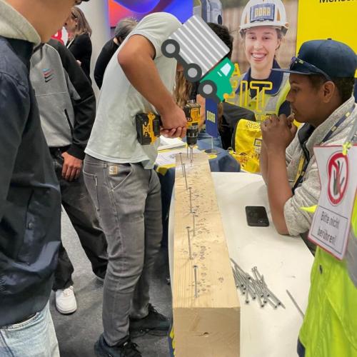 Schüler bei einer Station im Rahmen des Berufsfestivals