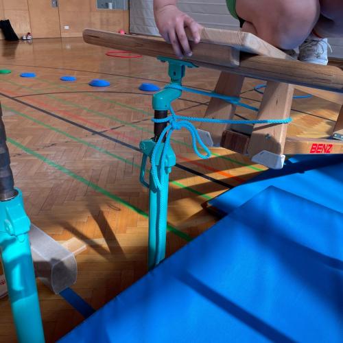 Schüleler an der Station "Balancieren"