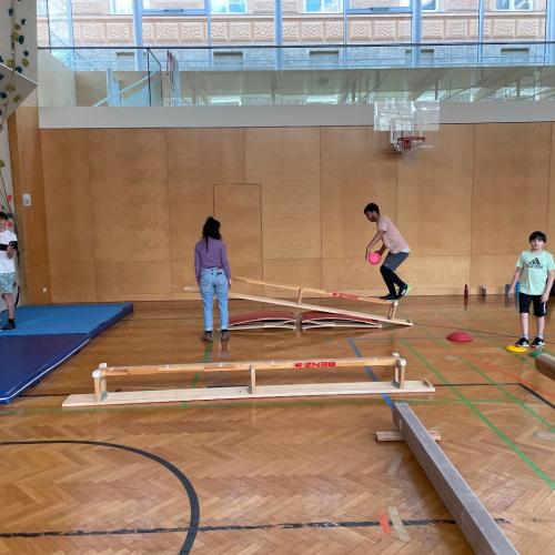 Schüler an den Stationen