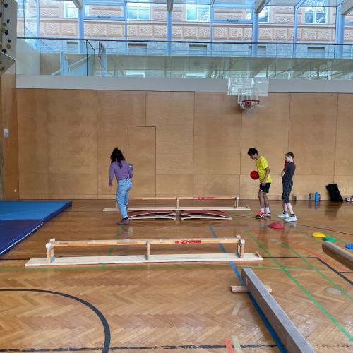 Schüler an den Stationen