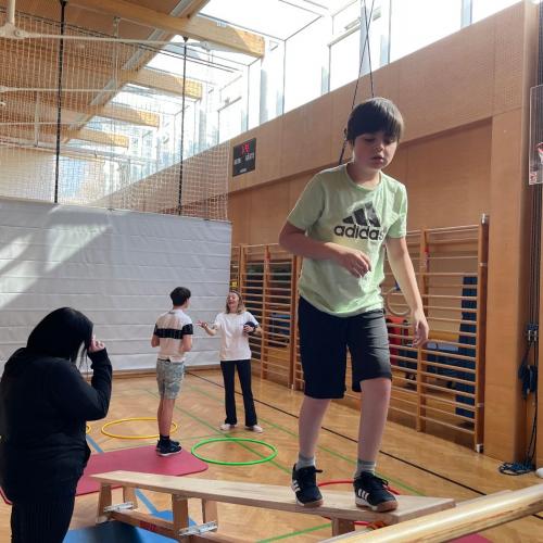 Schüler an den Stationen