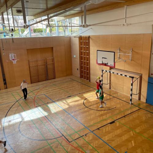 Schüler beim Fußball spielen