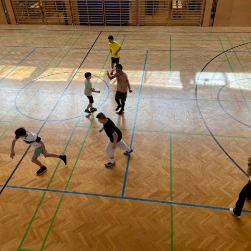 Schüler beim Fußball spielen