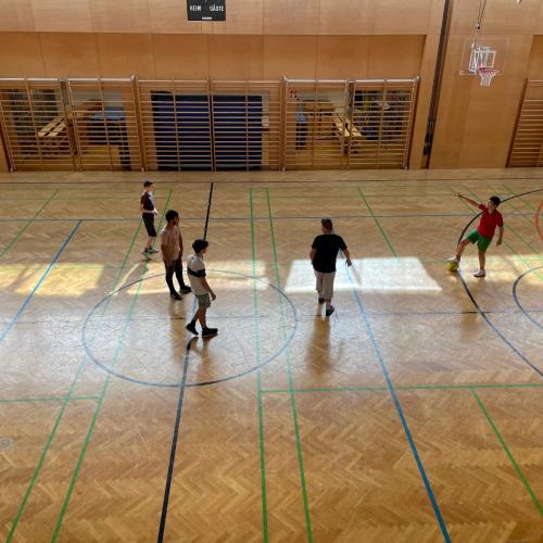 Schüler beim Fußball spielen