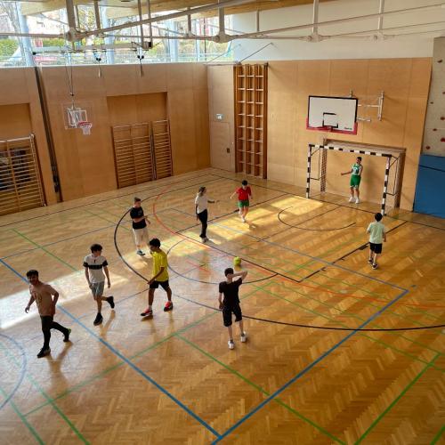 Schüler beim Fußball spielen