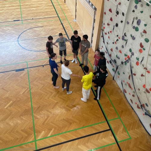 Schüler bei einem sozialen Spiel 