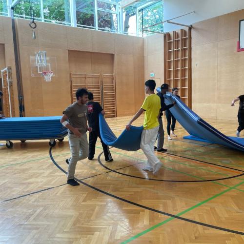 Schüler beim Zusammenräumen