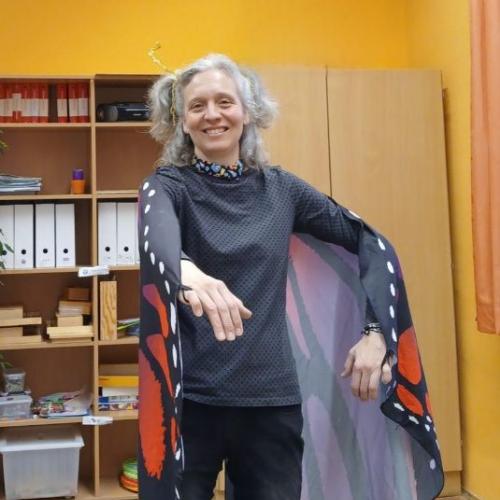 Klassenlehrerin im Fasching verkleidet