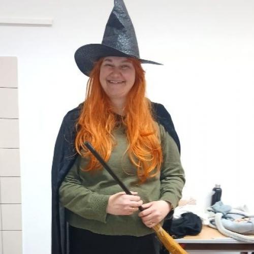 Assistentin im Fasching verkleidet