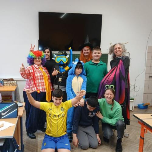 Schüler verkleidet im Fasching